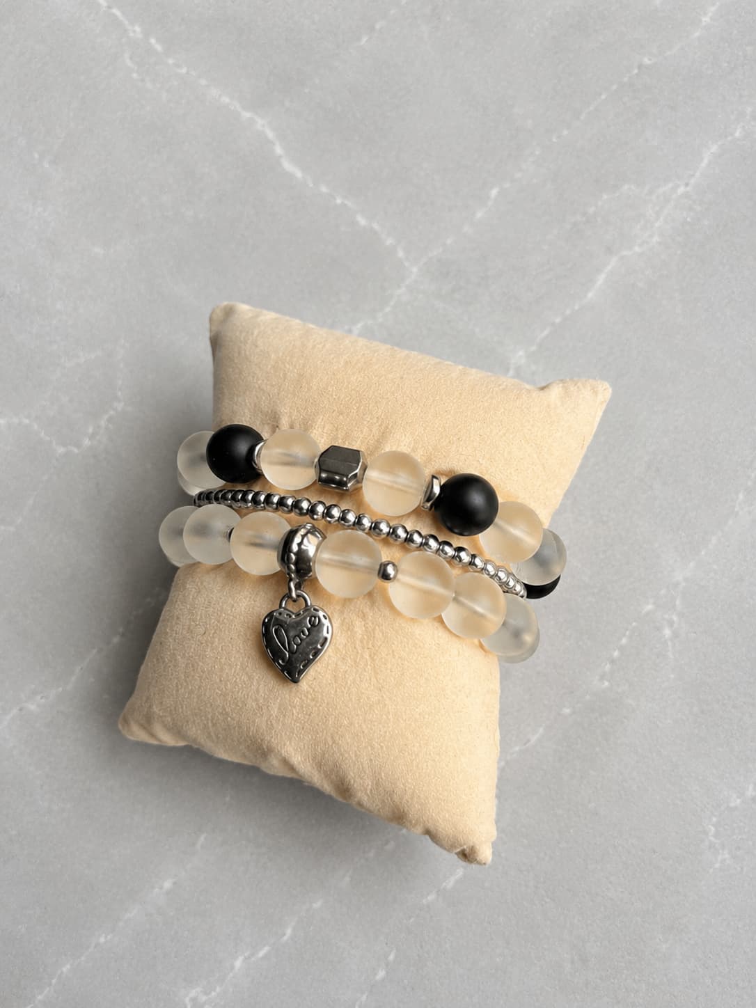 oréva Onyx Vow amber glass bead bracelet in soft light